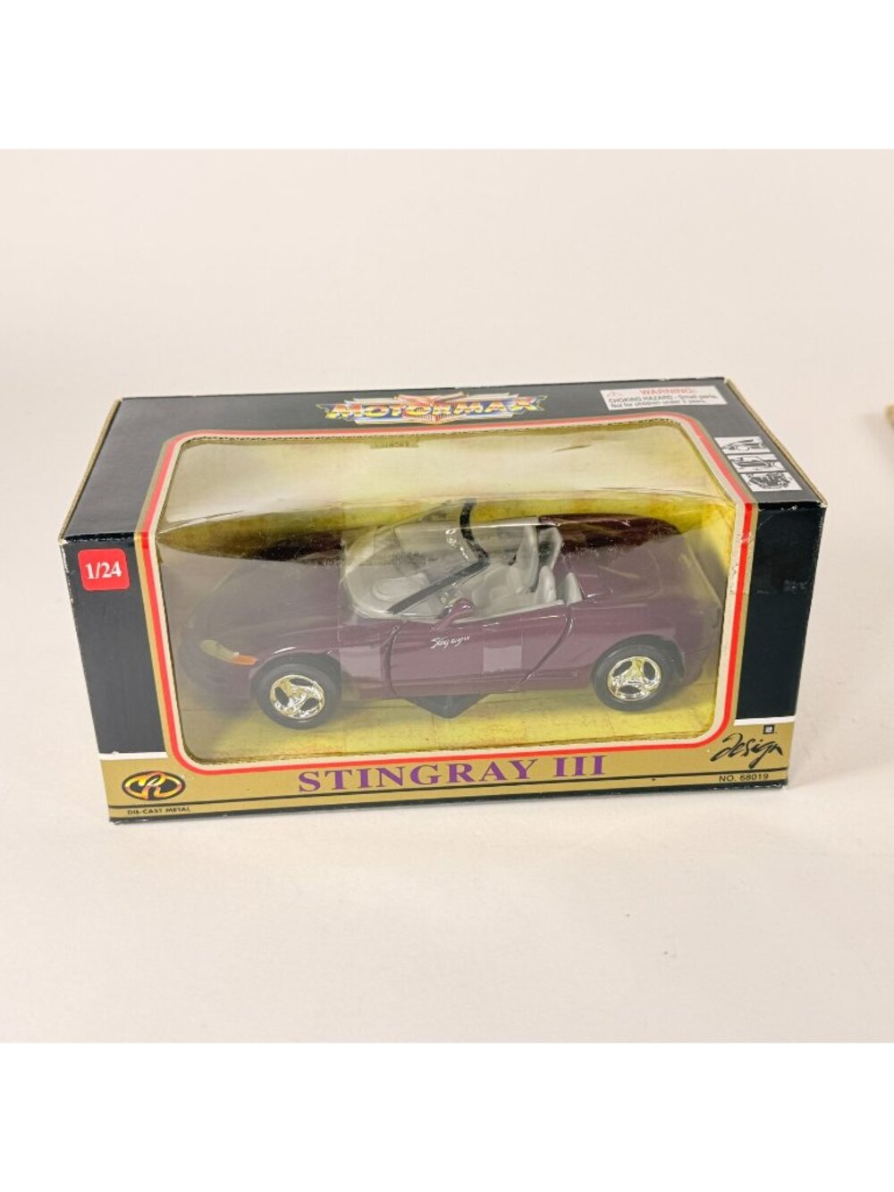 Motormax 1/24 Scale Die-Cast Stingray III Convertible Model Car Purple